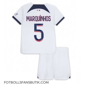 Paris Saint-Germain Marquinhos #5 Replika Bortatröja Barn 2023-24 Kortärmad (+ Korta byxor)